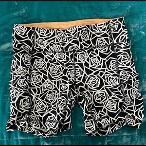 Lululemon fast & free geometric rose shorts